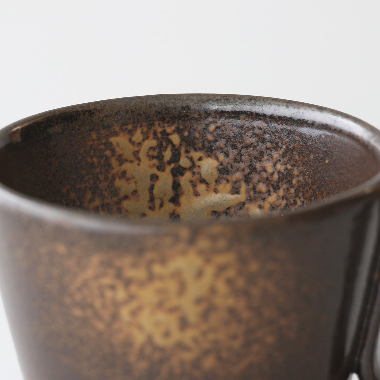 生涯を添い遂げるマグ 大谷焼 梅里窯 灰茶 杉箱入り 灰茶 large image number 4