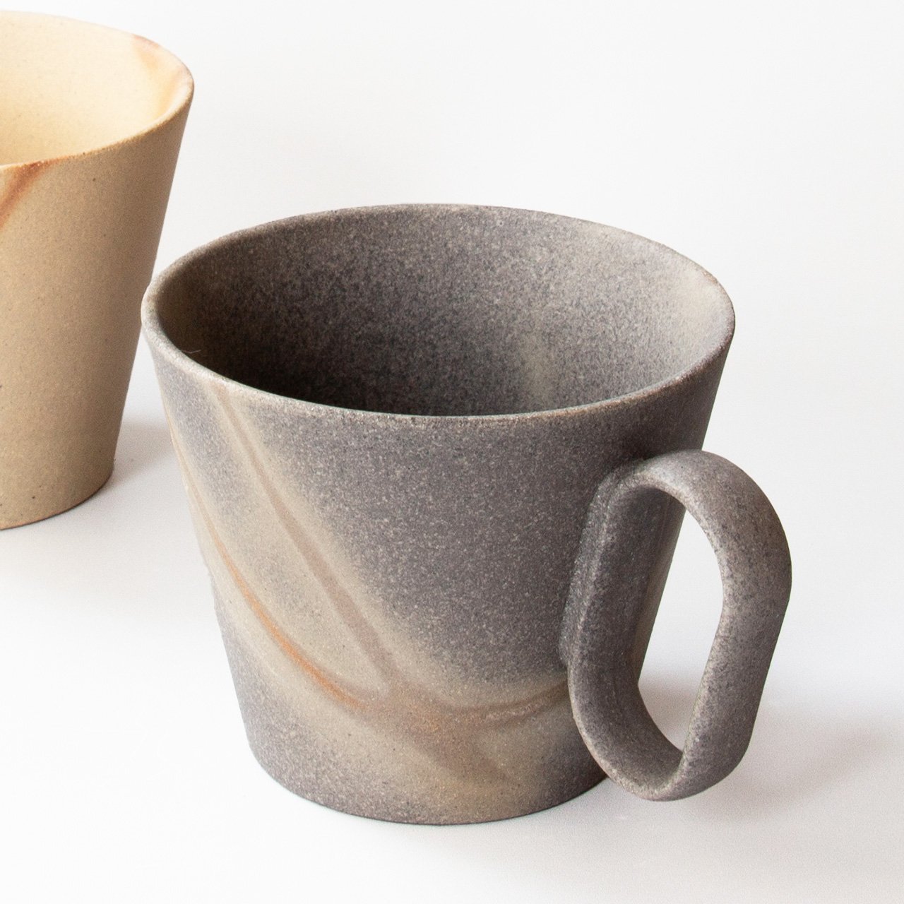 生涯を添い遂げるマグ 再生備前 三石窯 緋襷 ブラック 杉箱入り ブラック large image number 2