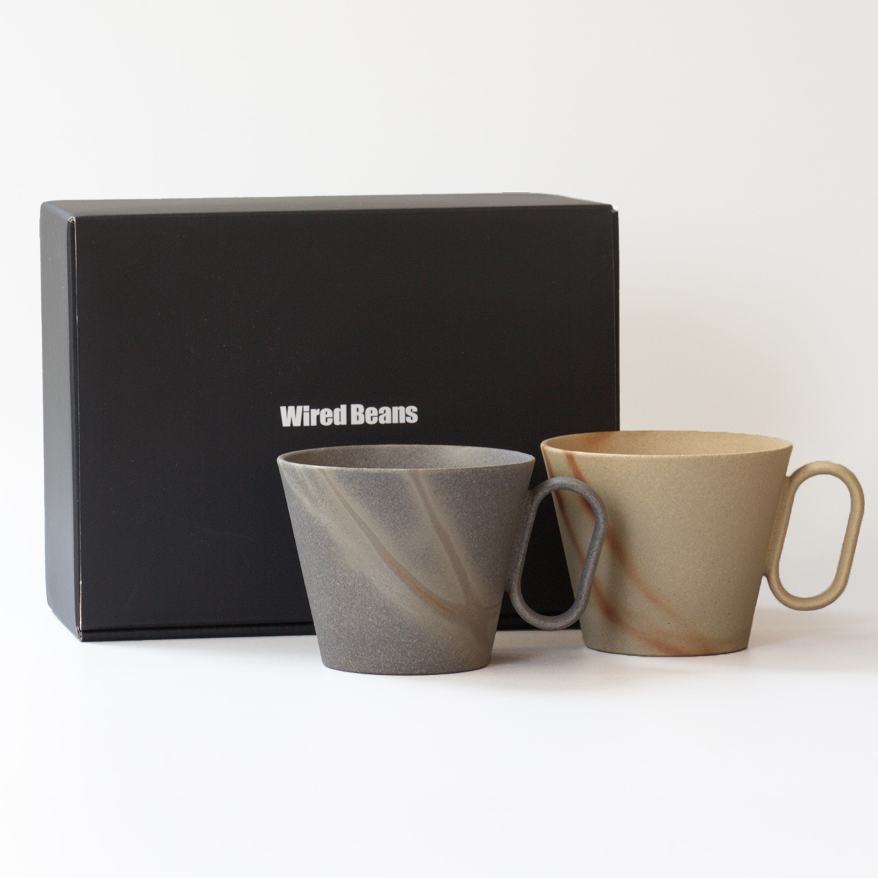 生涯を添い遂げるマグ 再生備前 三石窯 緋襷 ペアセット ブラック・ホワイト ギフトボックス入り  large image number 1